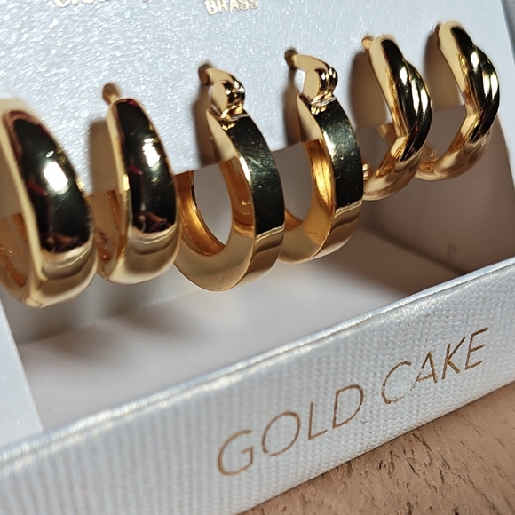 Gold Cake Elegant Gold Hoop Earrings - Picture 3 of 4